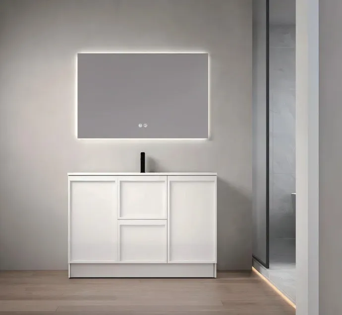 White Shaker cabinet door in Shaker style